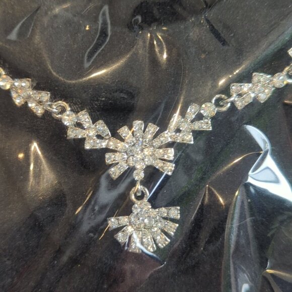 Elegant Sparkling Silver Jewelry Set - NWT - Picture 3 of 3